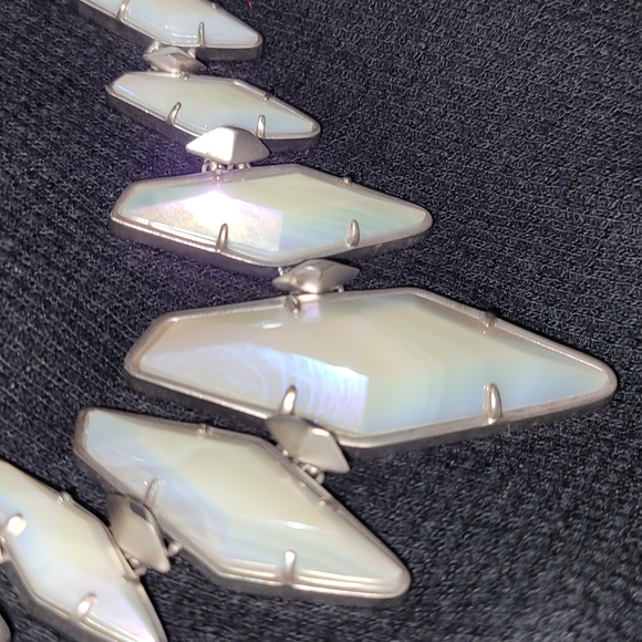 IRIDESCENT WHITE BANDED AGATE NECKLACE SILVER NWT - Picture 2 of 15